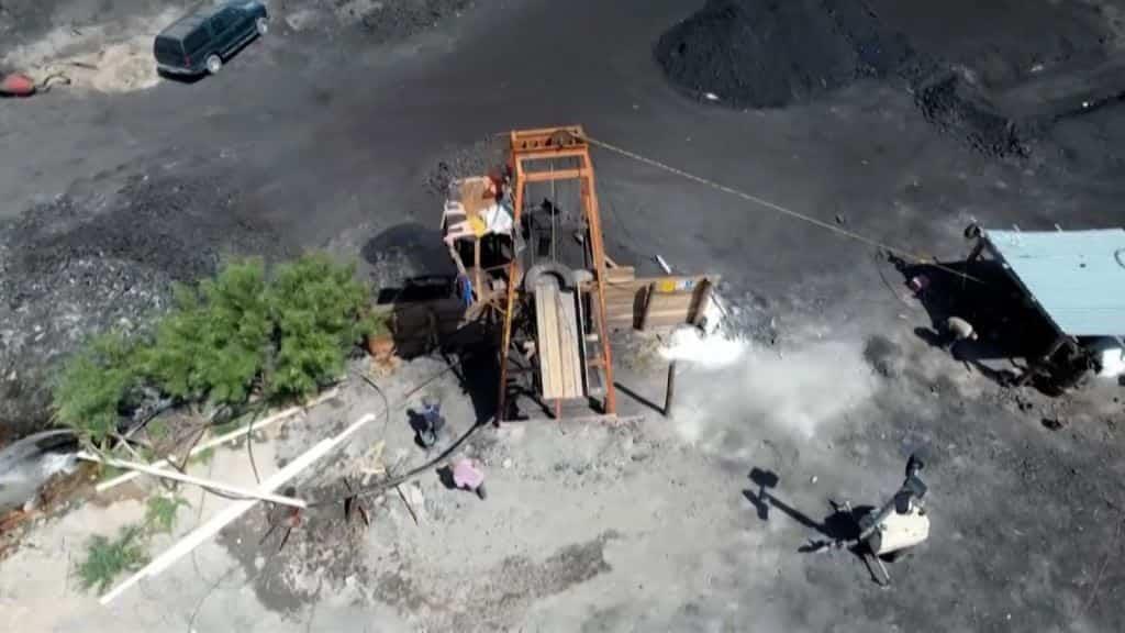 Acuerdan familias parar rescate de mineros en Coahuila; harán una capilla