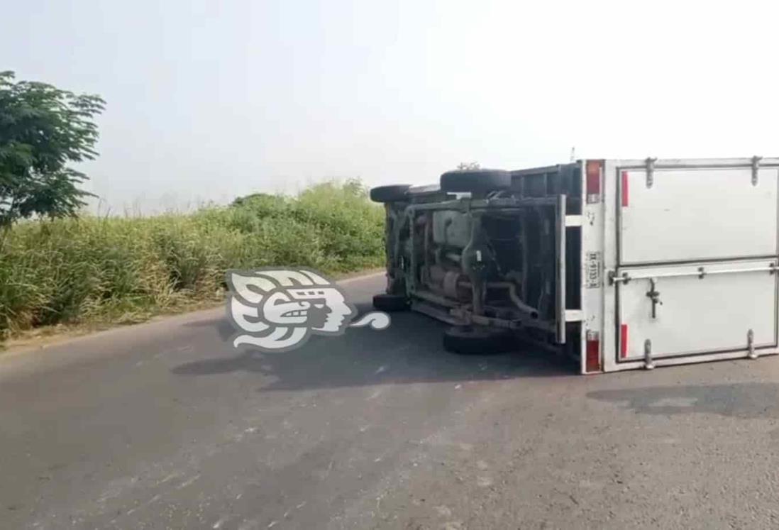 Conductor de camioneta sufre volcadura en carretera Las Matas