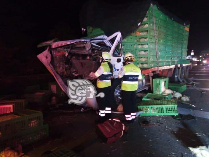 Chocan tractocamiones en la autopista Córdoba-Veracruz; hay un muerto