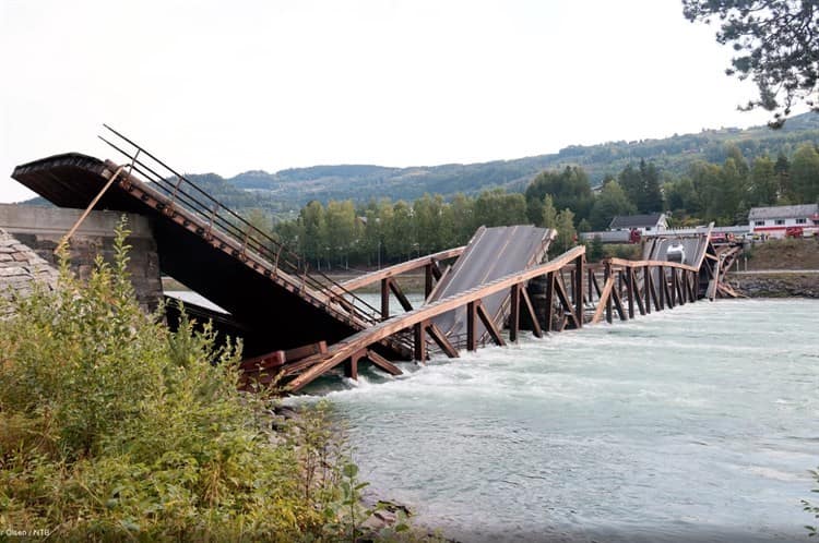 Cae puente de madera al sur de Noruega; automóviles cayeron al río