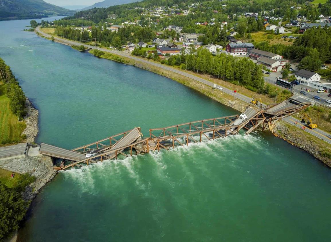Cae puente de madera al sur de Noruega; automóviles cayeron al río