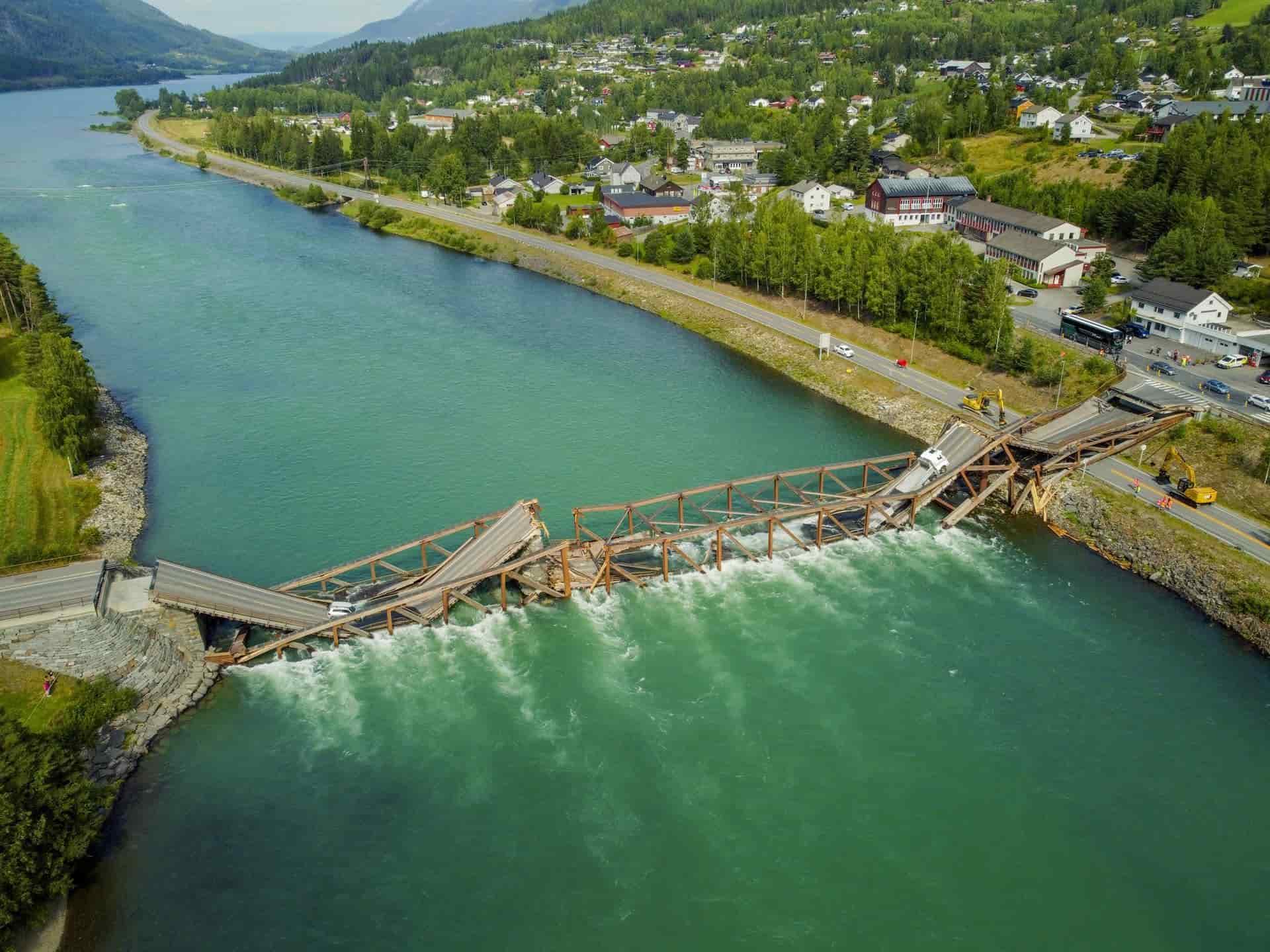 Cae puente de madera al sur de Noruega; automóviles cayeron al río