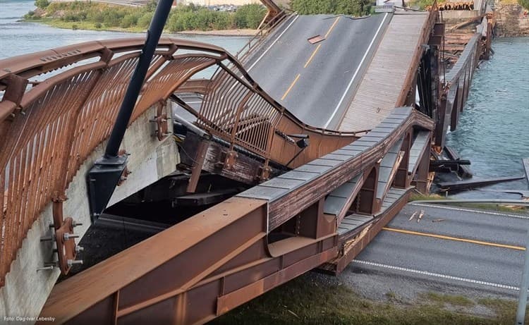 Cae puente de madera al sur de Noruega; automóviles cayeron al río