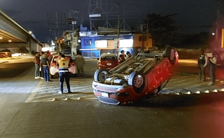 Aparatosa volcadura bajo el puente Bicentenario en Veracruz