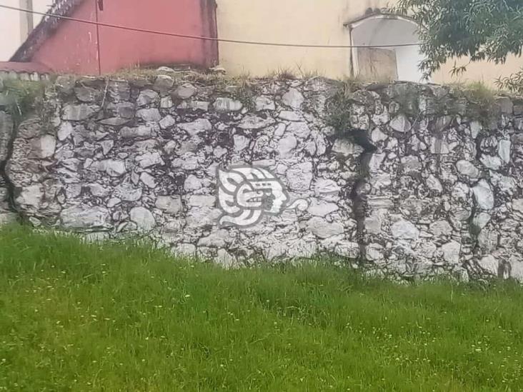 Se desprende parte del muro de una histórica iglesia de Zongolica