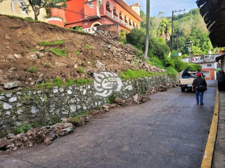 Se desprende parte del muro de una histórica iglesia de Zongolica