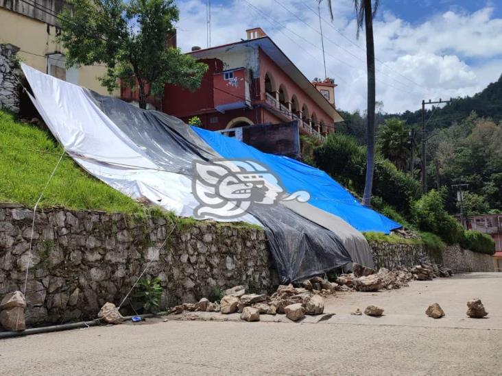 Se desprende parte del muro de una histórica iglesia de Zongolica