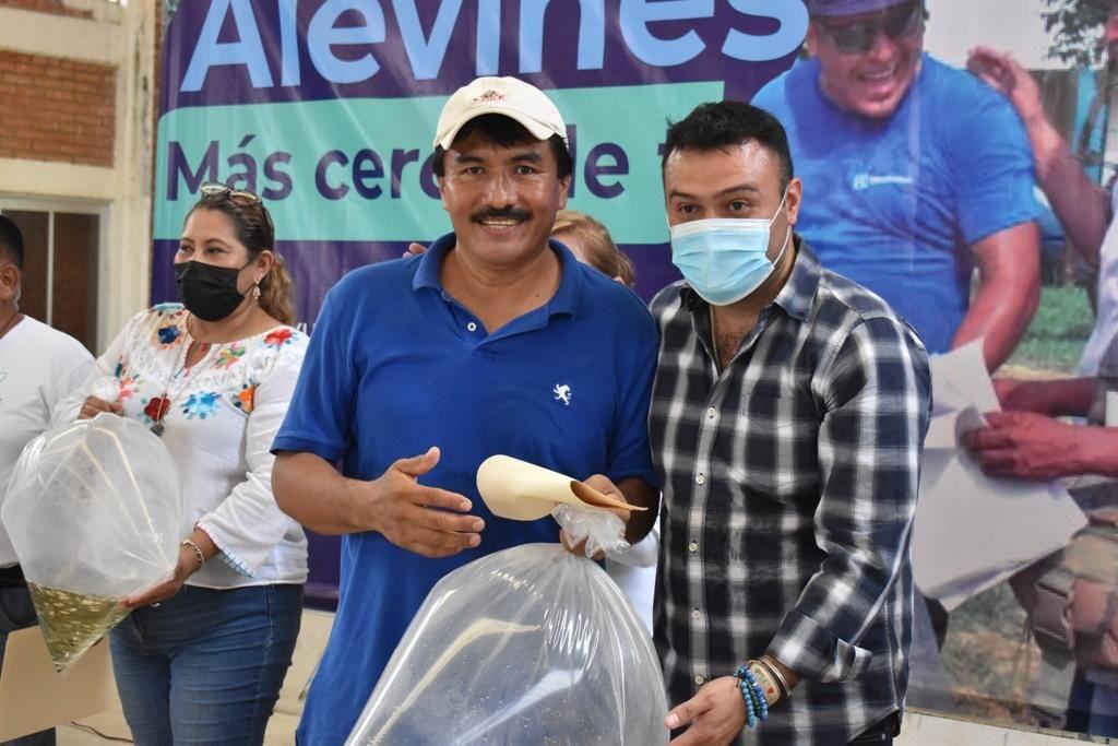 Ponciano Vázquez apoya a 56 productores con 60 mil alevines