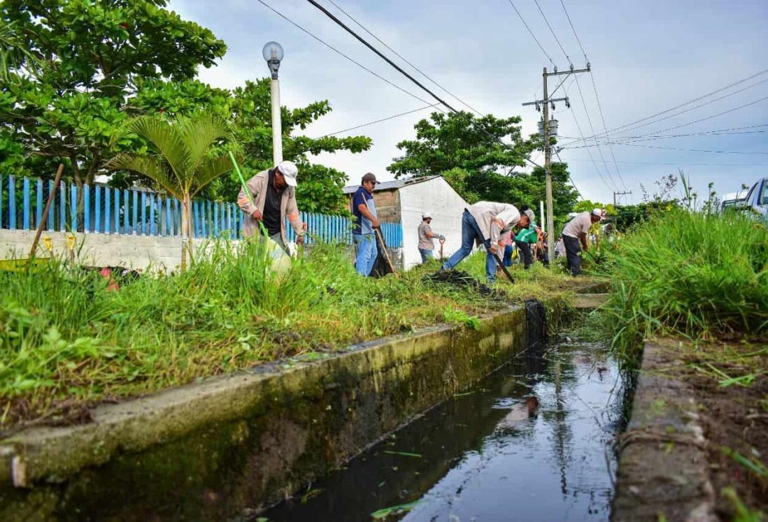 Arranca Jornada de Limpieza de Canales en colonias de Coatza