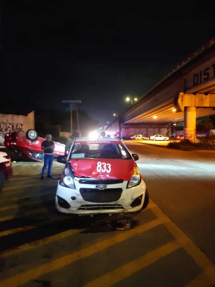 Aparatosa volcadura bajo el puente Bicentenario en Veracruz