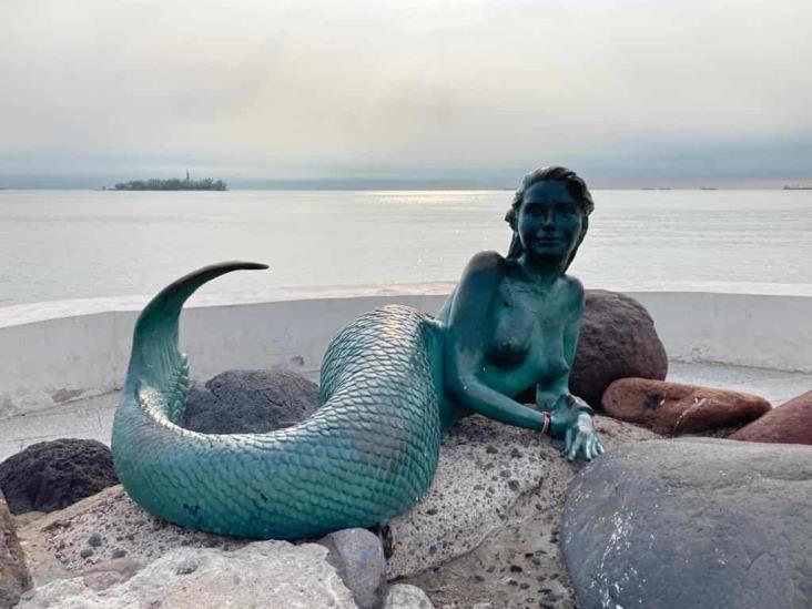 Limpian escultura de “La Sirena” en Boca del Río (+Video)