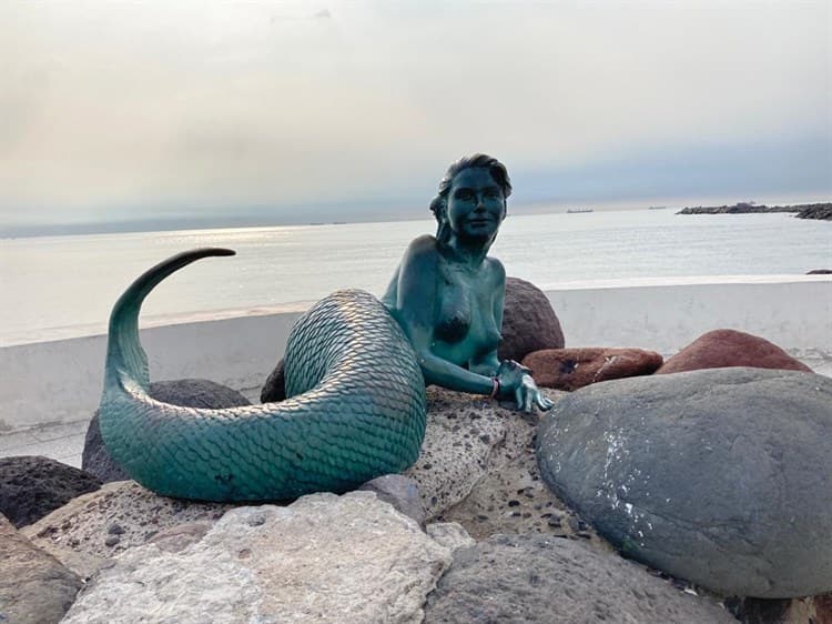 Limpian escultura de “La Sirena” en Boca del Río (+Video)