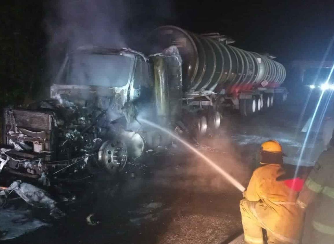 Pipa atropella a dos motociclistas y luego se incendia en Tierra Blanca