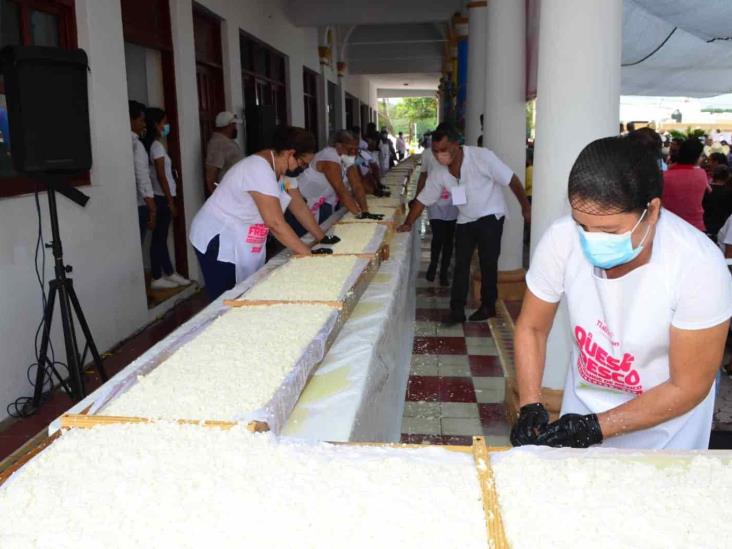 (Video)Rompen récord al realizar el queso fresco más grande de México en Tlalixcoyan