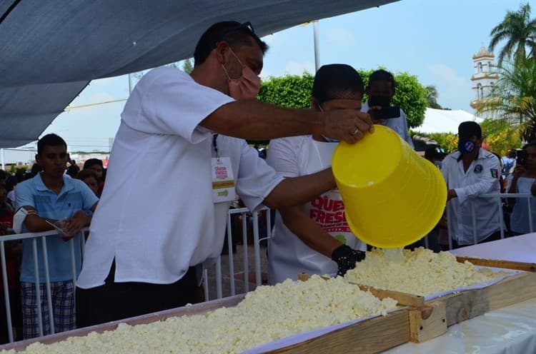 (Video)Rompen récord al realizar el queso fresco más grande de México en Tlalixcoyan