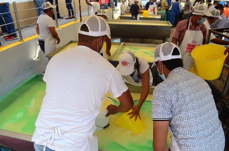 (Video)Rompen récord al realizar el queso fresco más grande de México en Tlalixcoyan