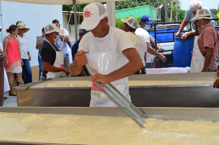 (Video)Rompen récord al realizar el queso fresco más grande de México en Tlalixcoyan