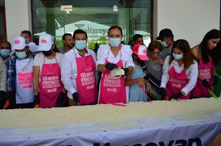 (Video)Rompen récord al realizar el queso fresco más grande de México en Tlalixcoyan