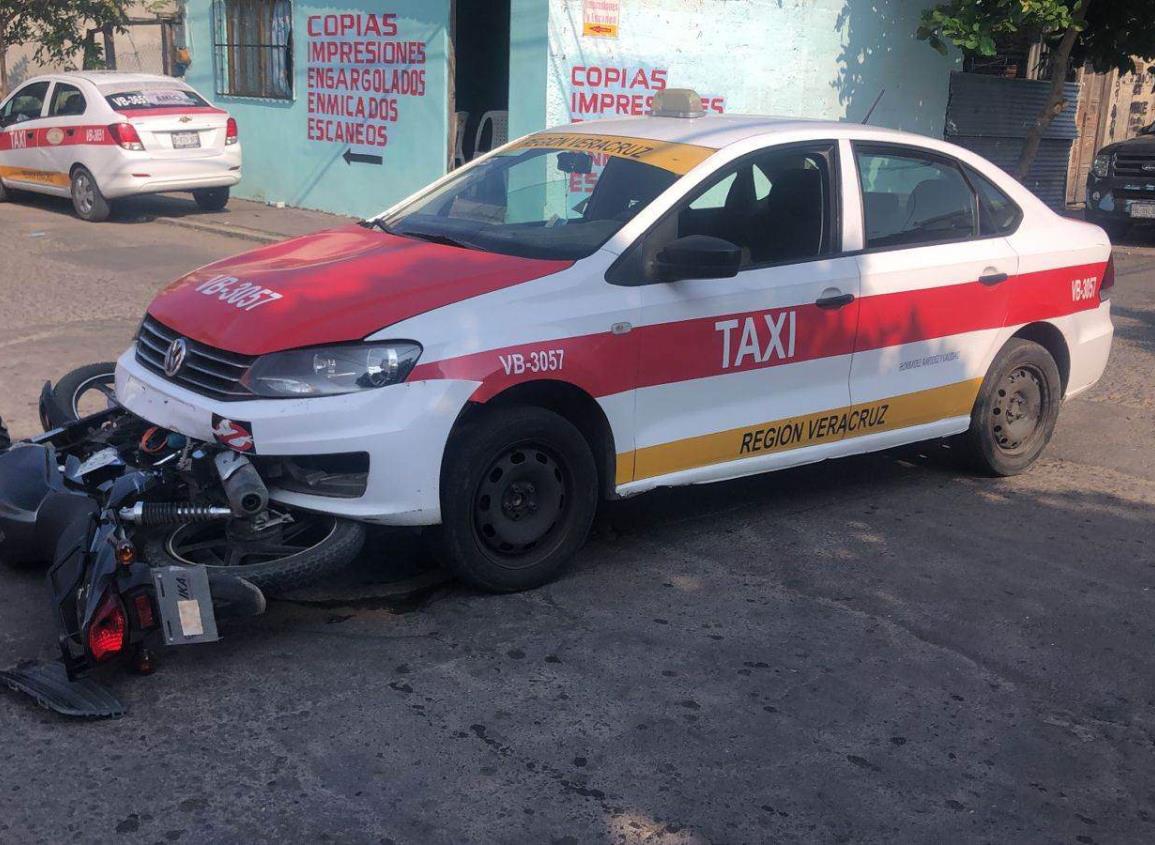 (Video)Taxista atropella a motociclista sobre colonia Villa de Guadalupe en Veracruz