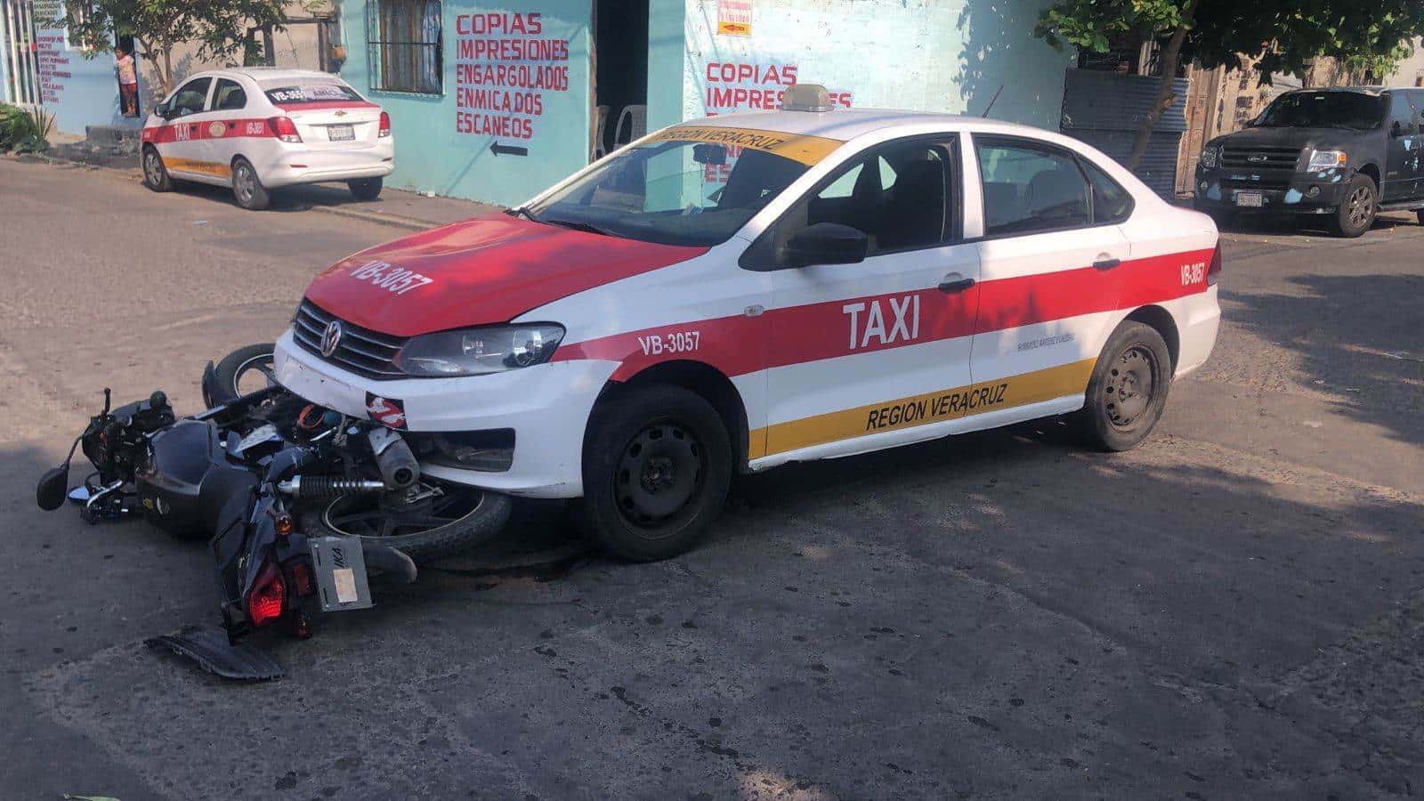 (Video)Taxista atropella a motociclista sobre colonia Villa de Guadalupe en Veracruz