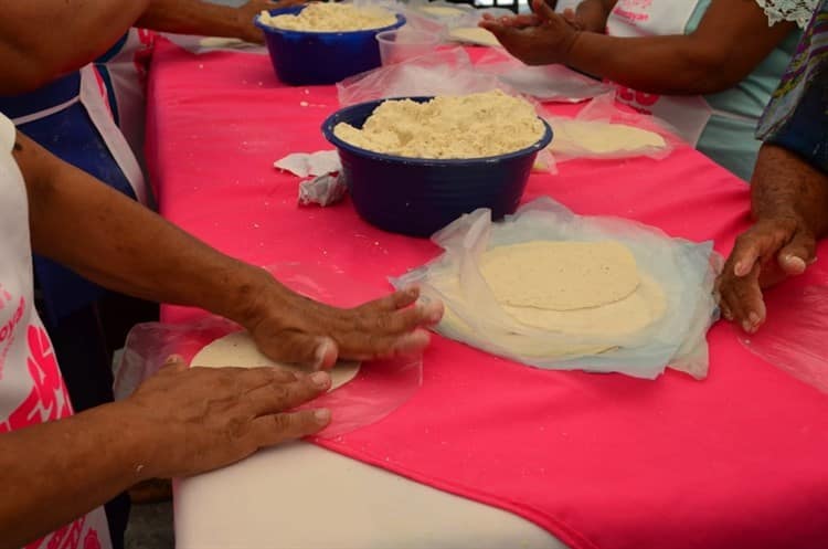 María y 23 mujeres más palmearon 85 kilos de masa para Feria del Queso en Tlalixcoyan