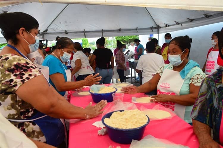 María y 23 mujeres más palmearon 85 kilos de masa para Feria del Queso en Tlalixcoyan