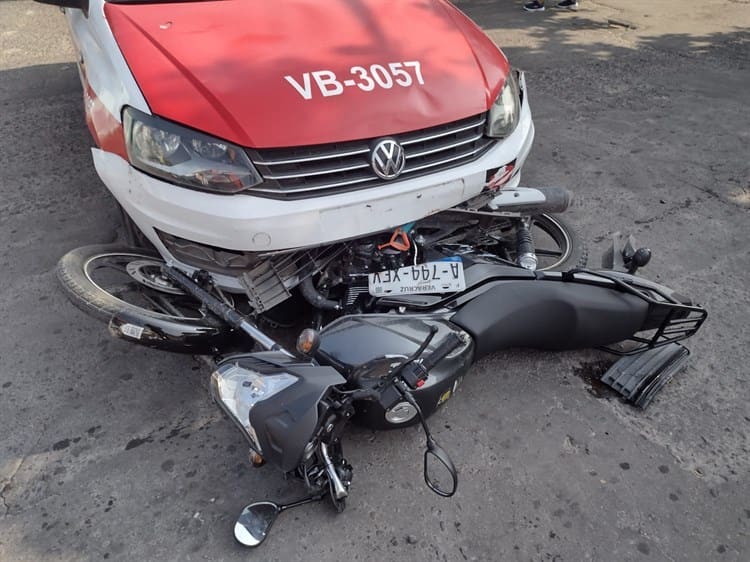 (Video)Taxista atropella a motociclista sobre colonia Villa de Guadalupe en Veracruz