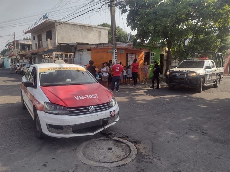 (Video)Taxista atropella a motociclista sobre colonia Villa de Guadalupe en Veracruz