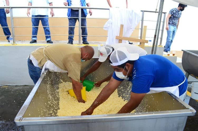 Emilio ha preparado queso fresco en Tlalixcoyan como parte de una tradición familiar