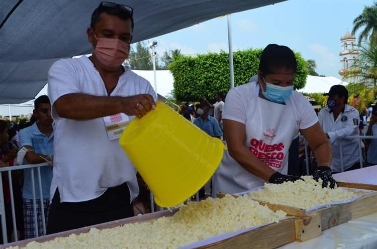 Emilio ha preparado queso fresco en Tlalixcoyan como parte de una tradición familiar