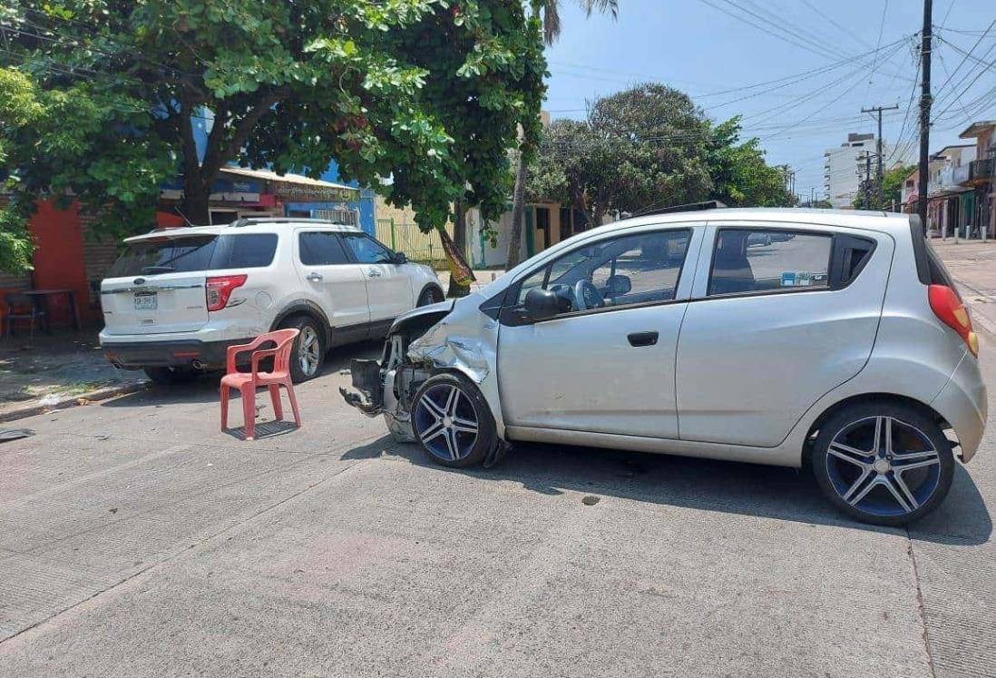 Automovilista se estampa contra camioneta estacionada en colonia de Veracruz