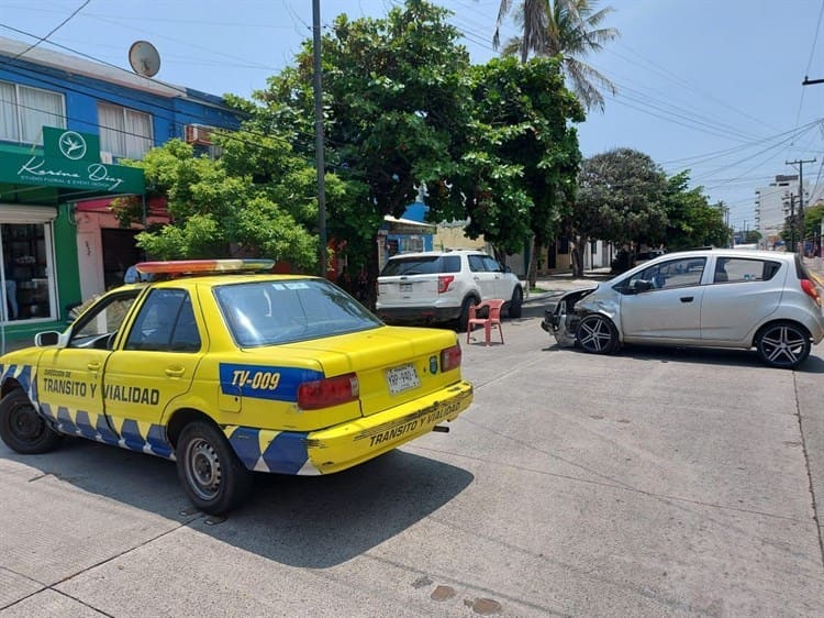 Automovilista se estampa contra camioneta estacionada en colonia de Veracruz