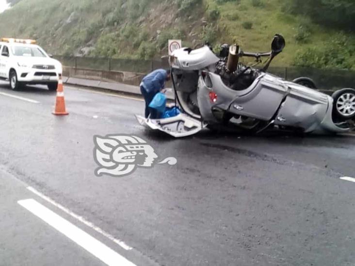 4 heridos tras volcadura de automóvil en libramiento Xalapa-Perote