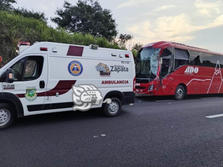 Autobús de pasajeros se impacta contra pipa en libramiento de Plan del Río