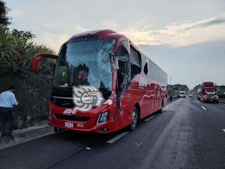 Autobús de pasajeros se impacta contra pipa en libramiento de Plan del Río