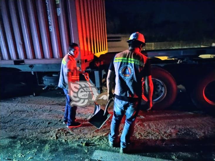 Chocan dos tráileres en el libramiento de Plan del Río; hay un lesionado