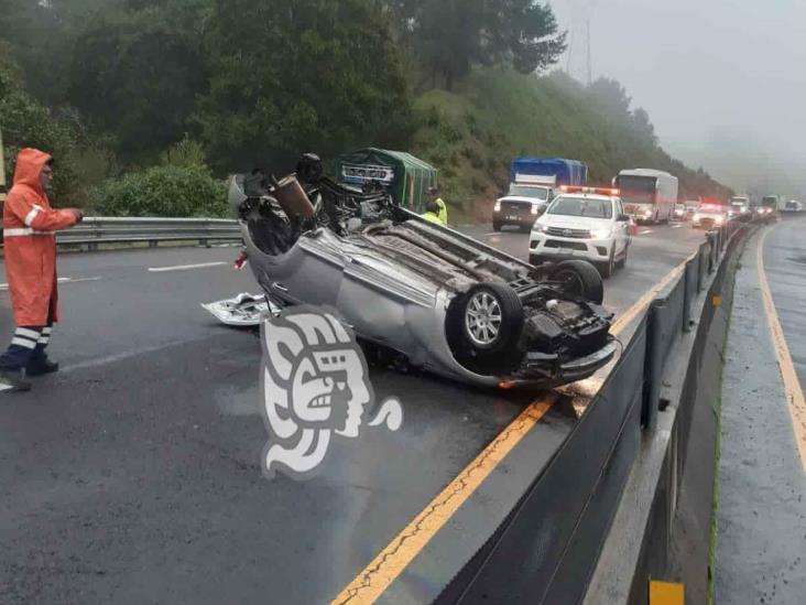 4 heridos tras volcadura de automóvil en libramiento Xalapa-Perote