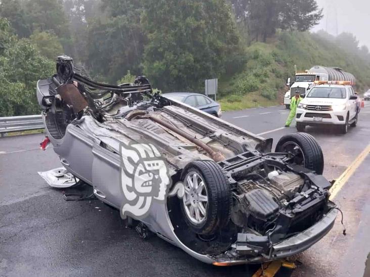 4 heridos tras volcadura de automóvil en libramiento Xalapa-Perote