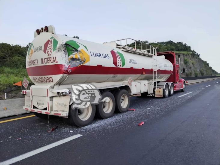 Autobús de pasajeros se impacta contra pipa en libramiento de Plan del Río