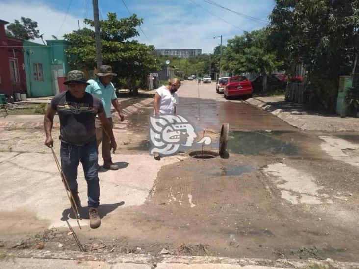 Desazolvan drenaje colapsado por basura, en Fraccionamiento de Soconusco