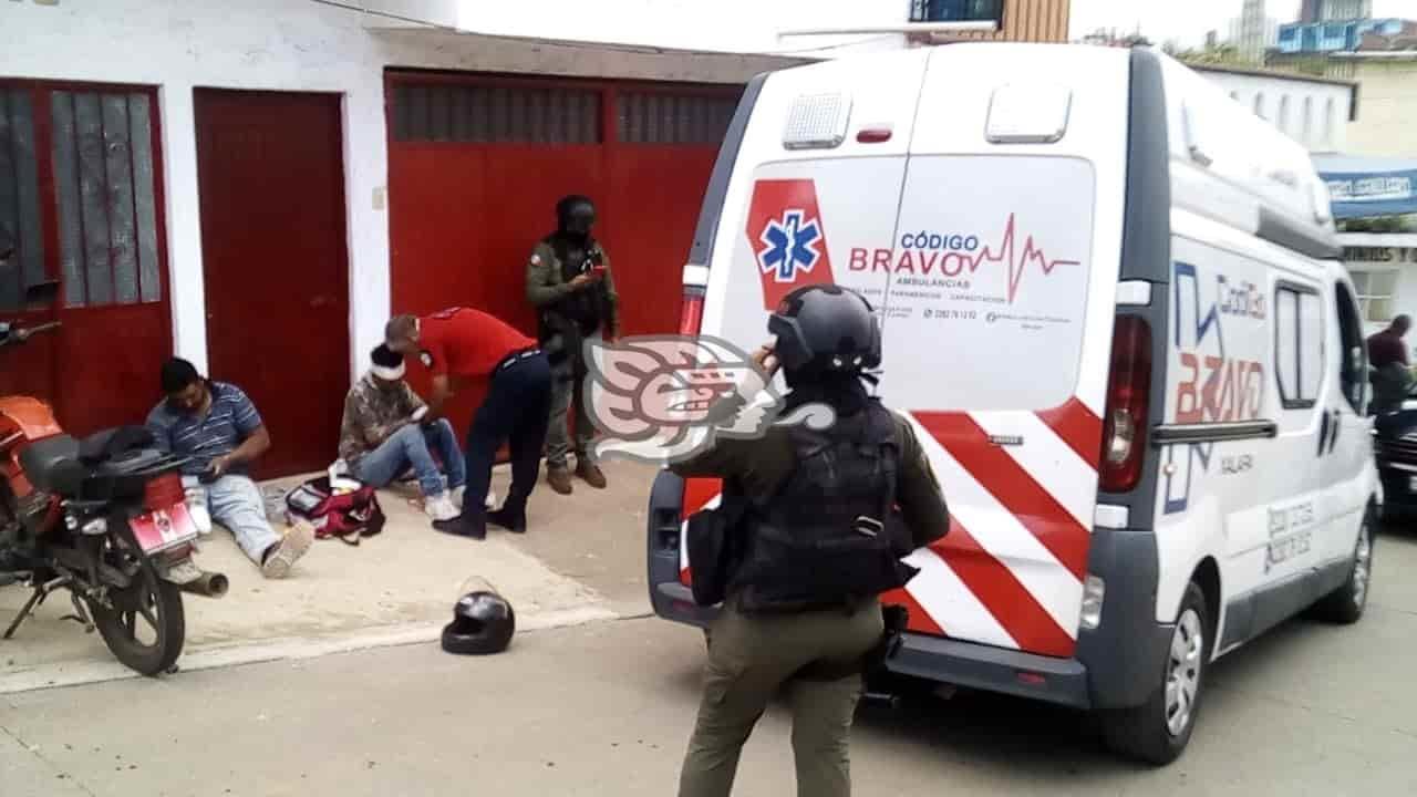 Motociclistas chocan contra un taxi; pasó en Xalapa