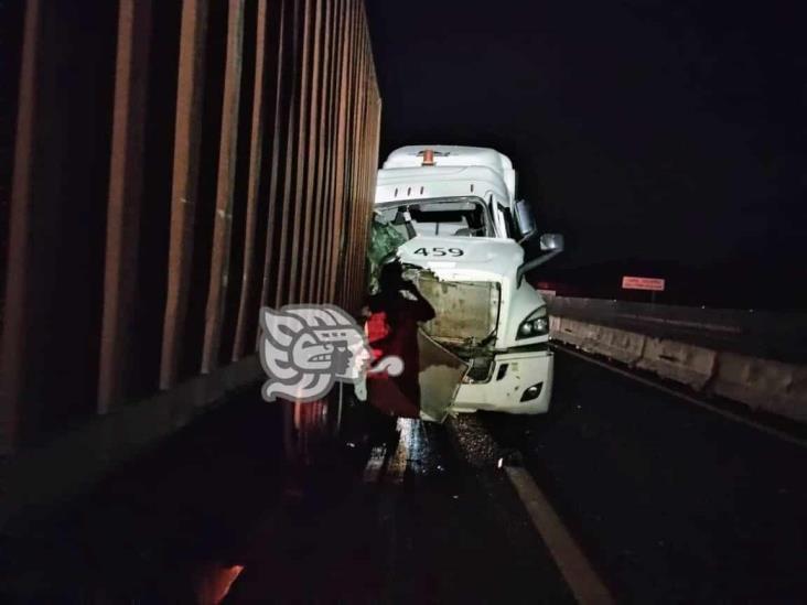 Chocan dos tráileres en el libramiento de Plan del Río; hay un lesionado