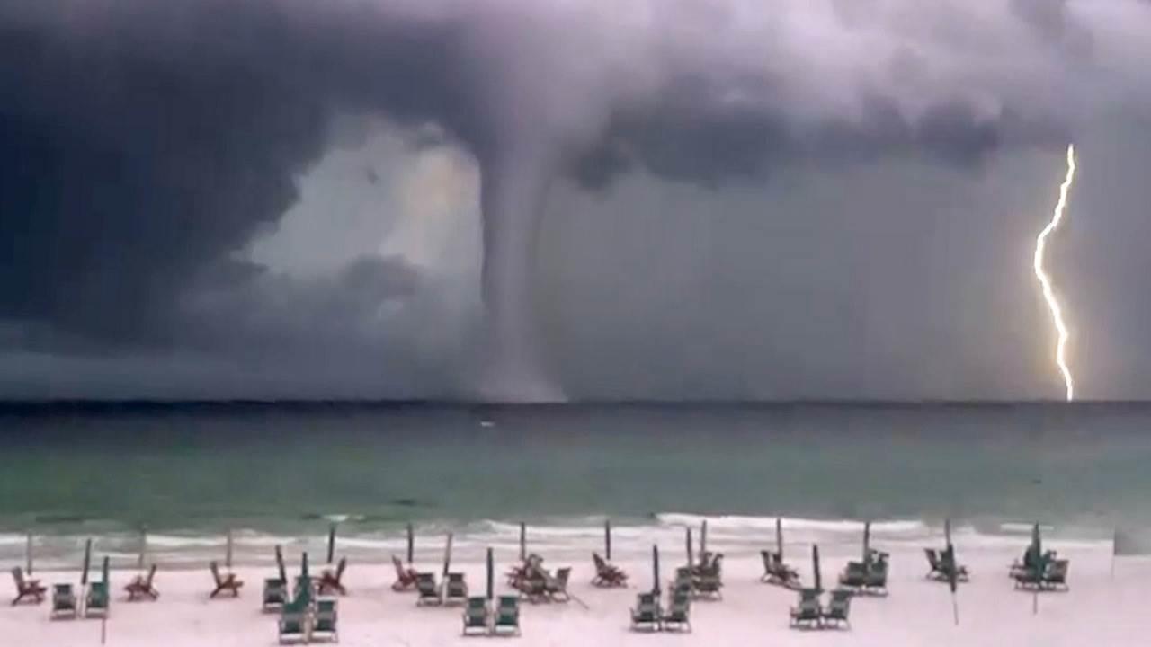 Graban violentas trombas marinas en Florida