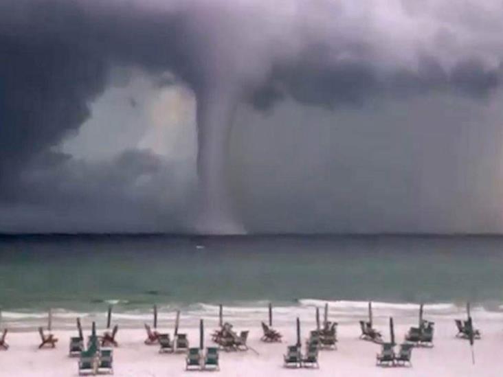 Graban violentas trombas marinas en Florida