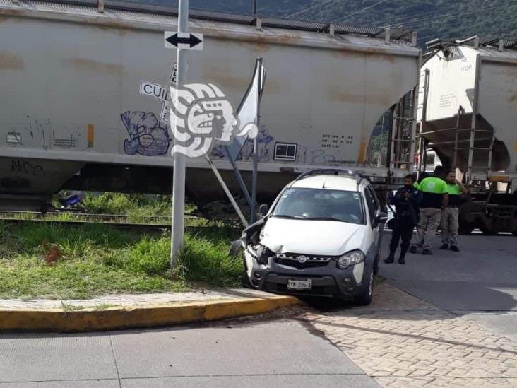 Por sentirse ‘Flash’; impacta tren a imprudente conductor en Nogales