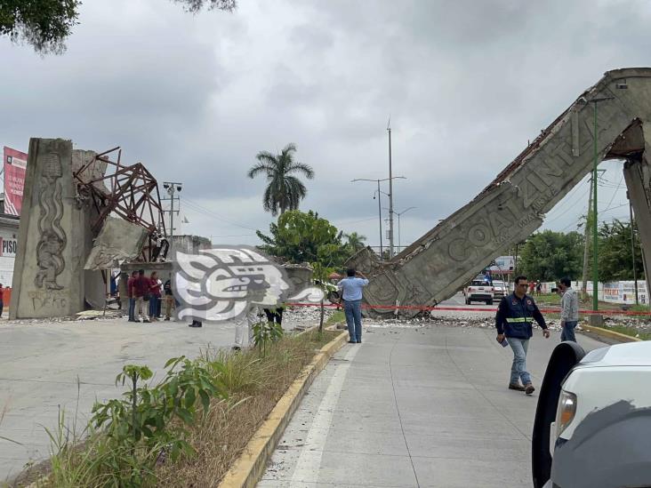 Colapsa arco de bienvenida en Coatzintla por falta de mantenimiento (+Video)