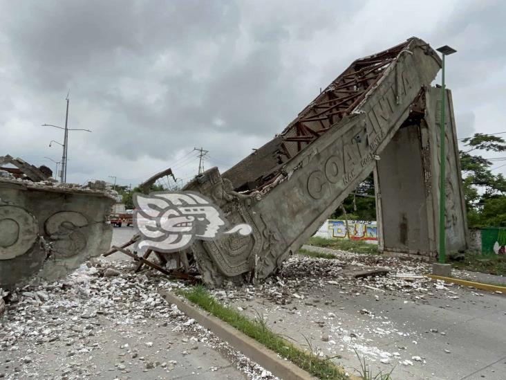 Colapsa arco de bienvenida en Coatzintla por falta de mantenimiento (+Video)