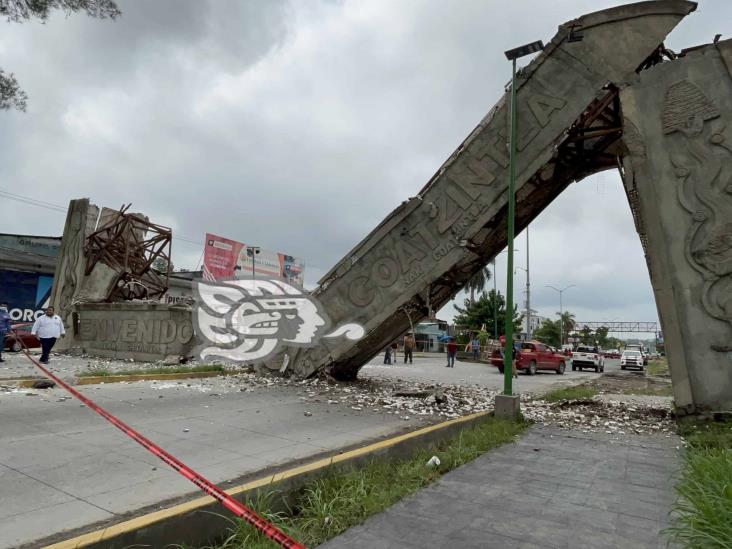 Colapsa arco de bienvenida en Coatzintla por falta de mantenimiento (+Video)