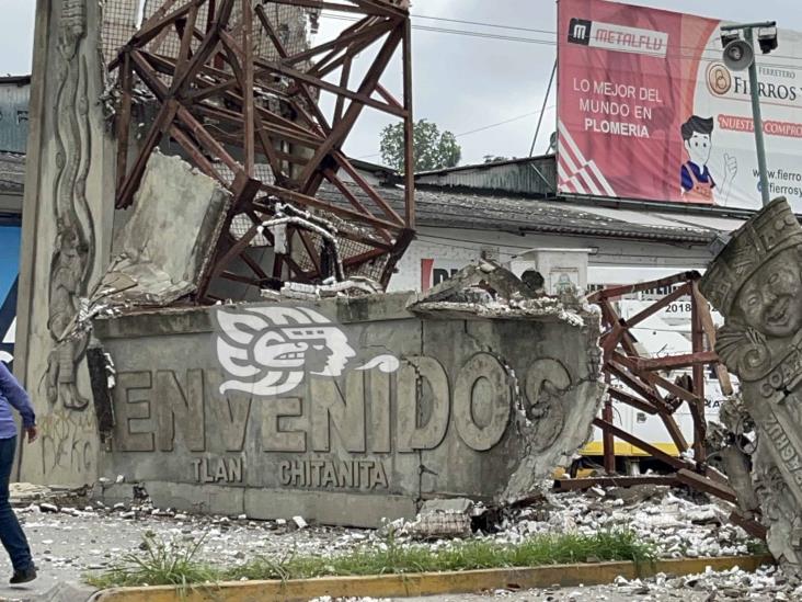 Colapsa arco de bienvenida en Coatzintla por falta de mantenimiento (+Video)