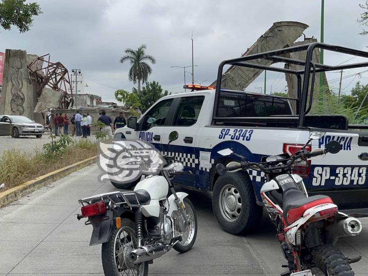 Colapsa arco de bienvenida en Coatzintla por falta de mantenimiento (+Video)